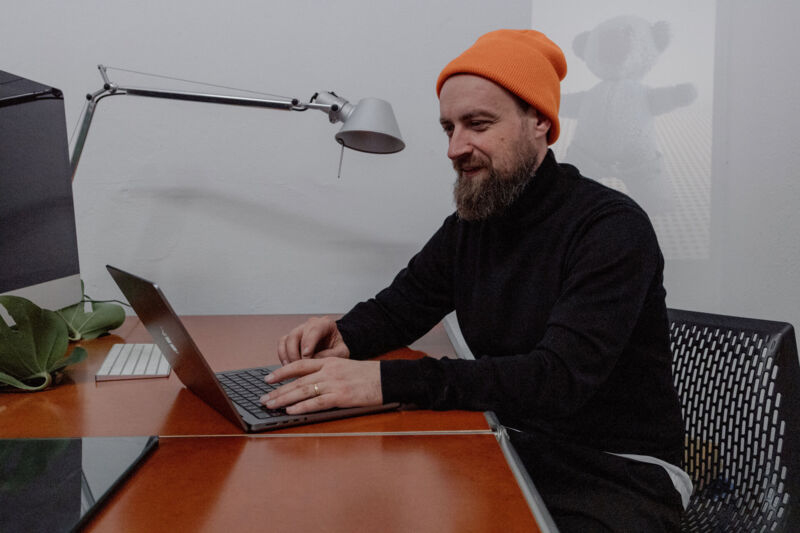 Benjamin Jager bei der Arbeit im Studio