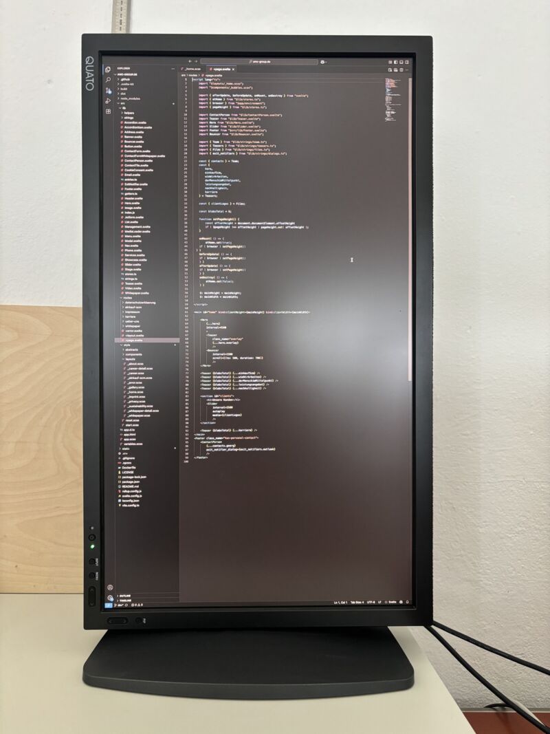 Hochkant-Monitor mit dem Svelte-Quellcode einer Seitenkomponente im Editor