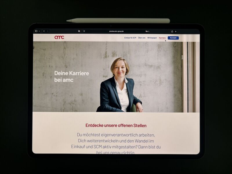 Hochkant-Monitor mit dem Svelte-Quellcode einer Seitenkomponente im Editor