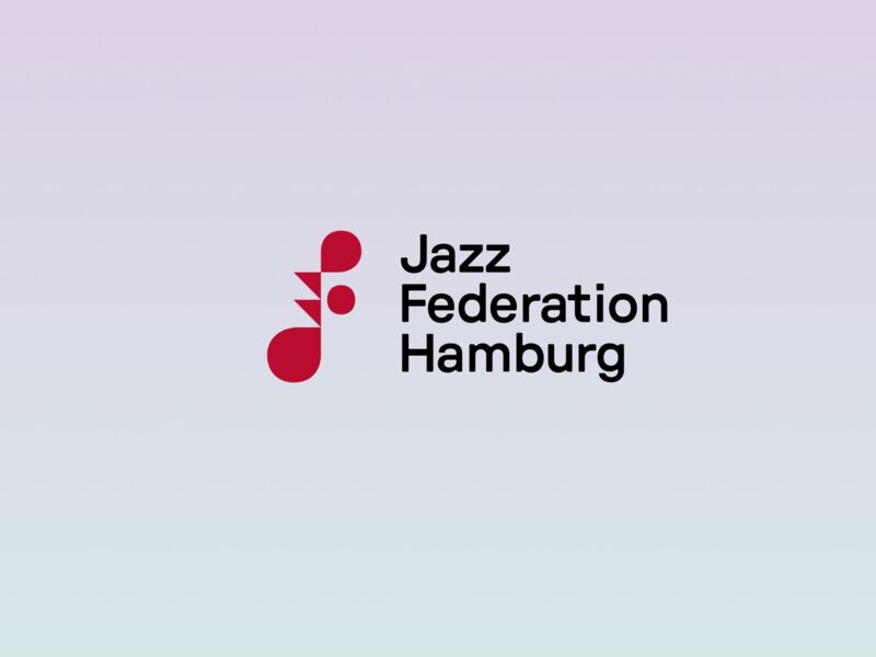 Das Logo der Jazz Federation Hamburg auf einem pastellfarbenen Verlauf
