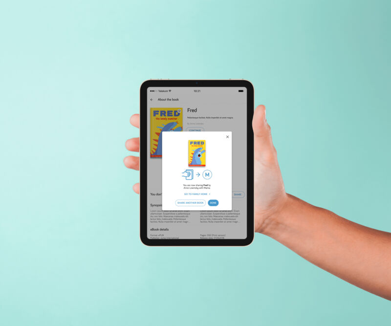 Eine Hand hält ein Tablet vor mintgrünem Hintergrund; auf der Buchseite liegt der Bestätigungsdialog: das Fred-Cover, „You are now sharing Fred by Anne Lowinsky with Mama“ sowie die Buttons „Share another book“ und „Done“.